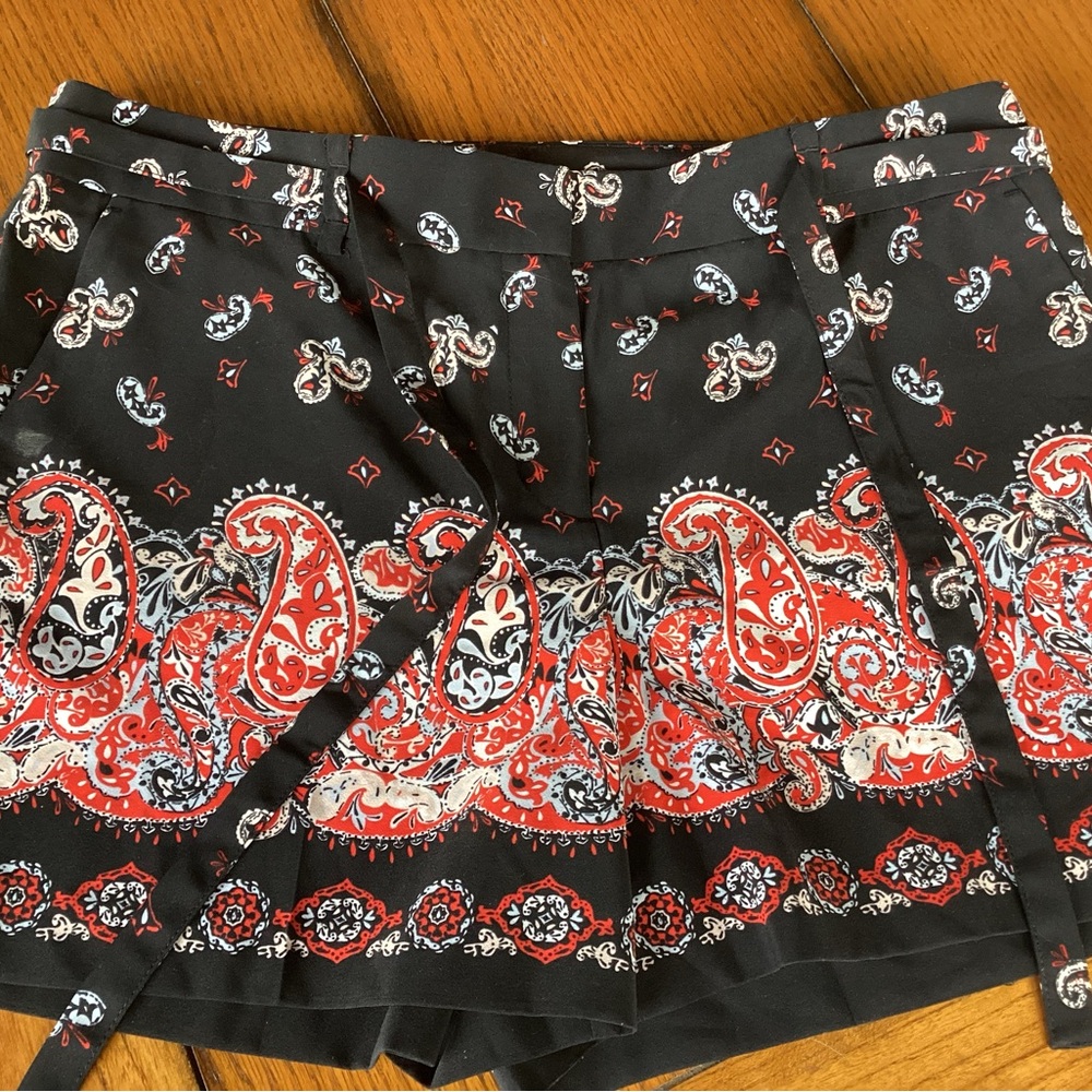 ANN TAYLOR LOFT BLACK & RED PAISLEY PRINT SHORTS FESTIVAL FUN WOMENS SIZE 10